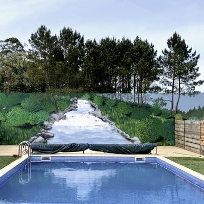 Piscina exterior com mural de cascata pintado na parede ao fundo