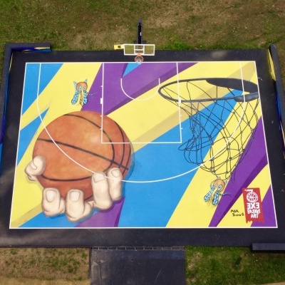 Campo de basquetebol com pintura colorida e texto FPB 3X3 BASKET ART