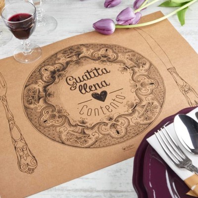 Placemat de papel com ilustrações e texto decorativo numa mesa com flores e copo de vinho.