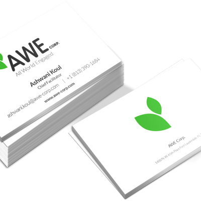 Cartões de visita brancos com logotipo verde e texto preto