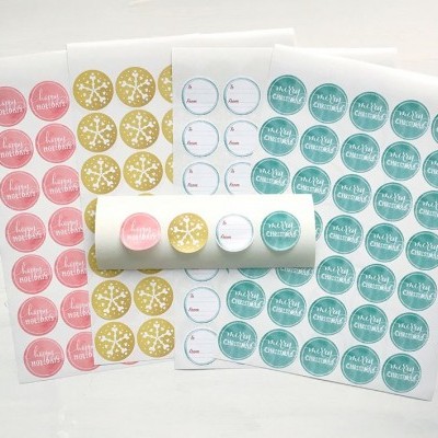 Folhas de autocolantes redondos com mensagens e padrões natalícios