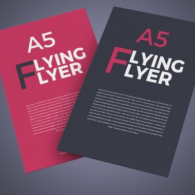 Dois folhetos A5 coloridos, um vermelho e um cinzento escuro, com textos e títulos destacados