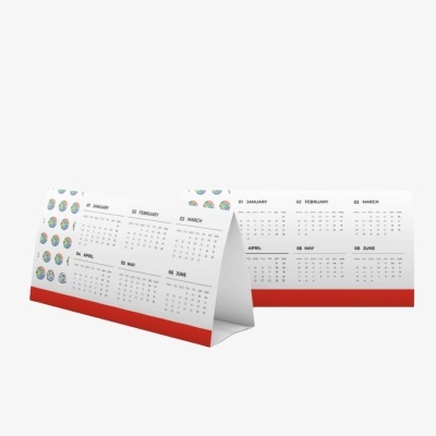 Calendário de secretária triangular com base vermelha e páginas brancas mostrando meses e dias de 2024