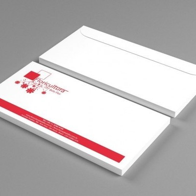 Dois envelopes brancos, um aberto e outro fechado, com logotipo e faixa vermelha