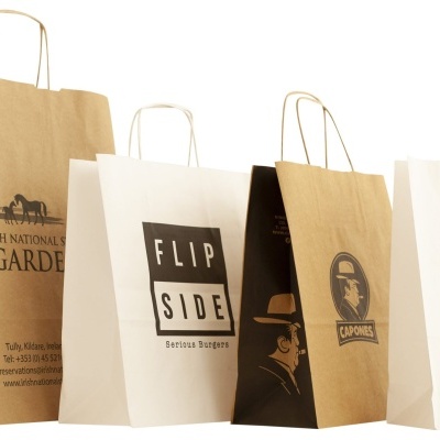 Sacolas de papel com alças, em castanho e branco, com diferentes logos e textos impressos