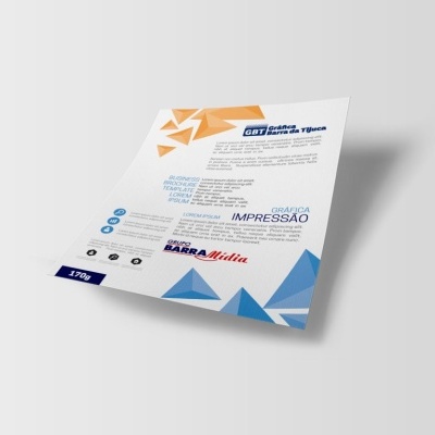 Folheto impresso colorido com design geométrico em laranja e azul sobre superfície cinza