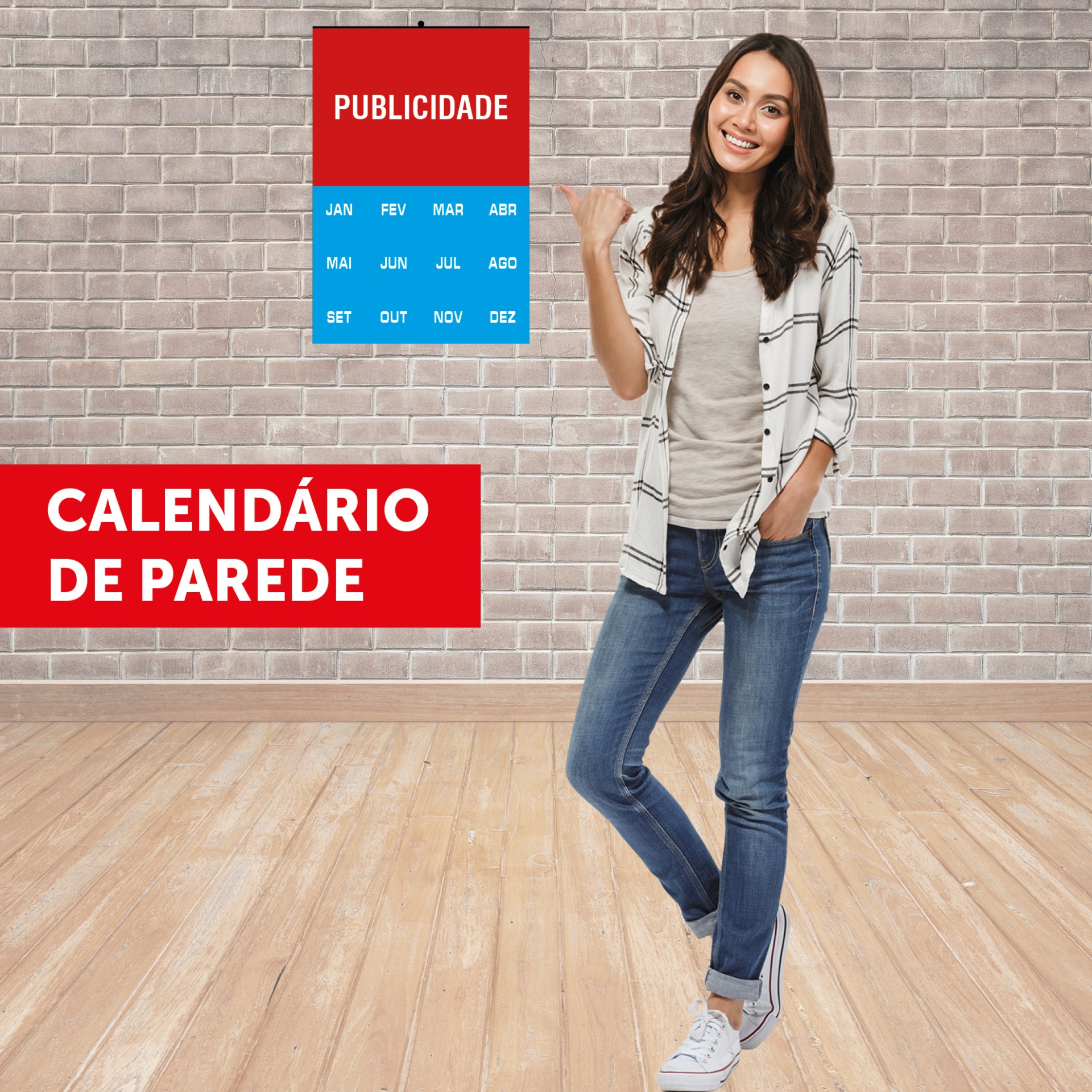 CALENDÁRIO PAREDE 1 FOLHA Calendário de parede colorido pendurado numa parede de tijolos, com jovem mulher ao lado sorrindo