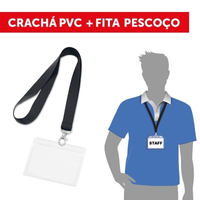 Cracha PVC transparente com fita pescoço preta e crachá com texto STAFF pendurado no pescoço de figura vestindo camisa azul