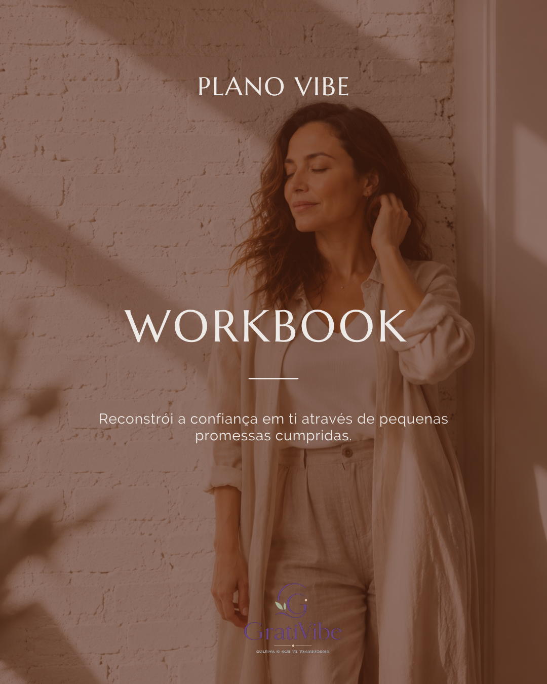PLANO VIBE Mulher junto a parede branca, texto PLANO VIBE WORKBOOK e mensagem de confiança com logótipo GratiVibe.