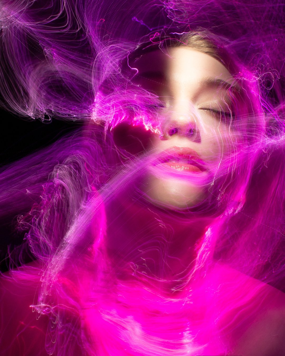 Rosto de mulher com luzes rosa e púrpura ondulantes