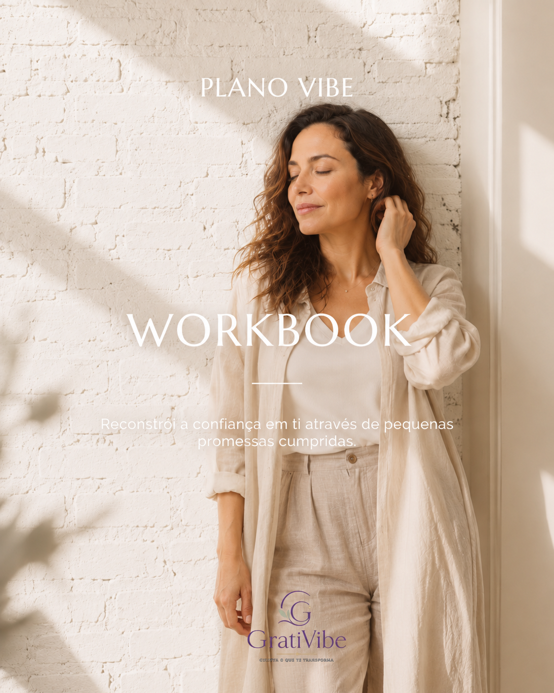 PLANO VIBE Mulher com roupa bege creme em frente a parede branca com texto sobre plano e workbook