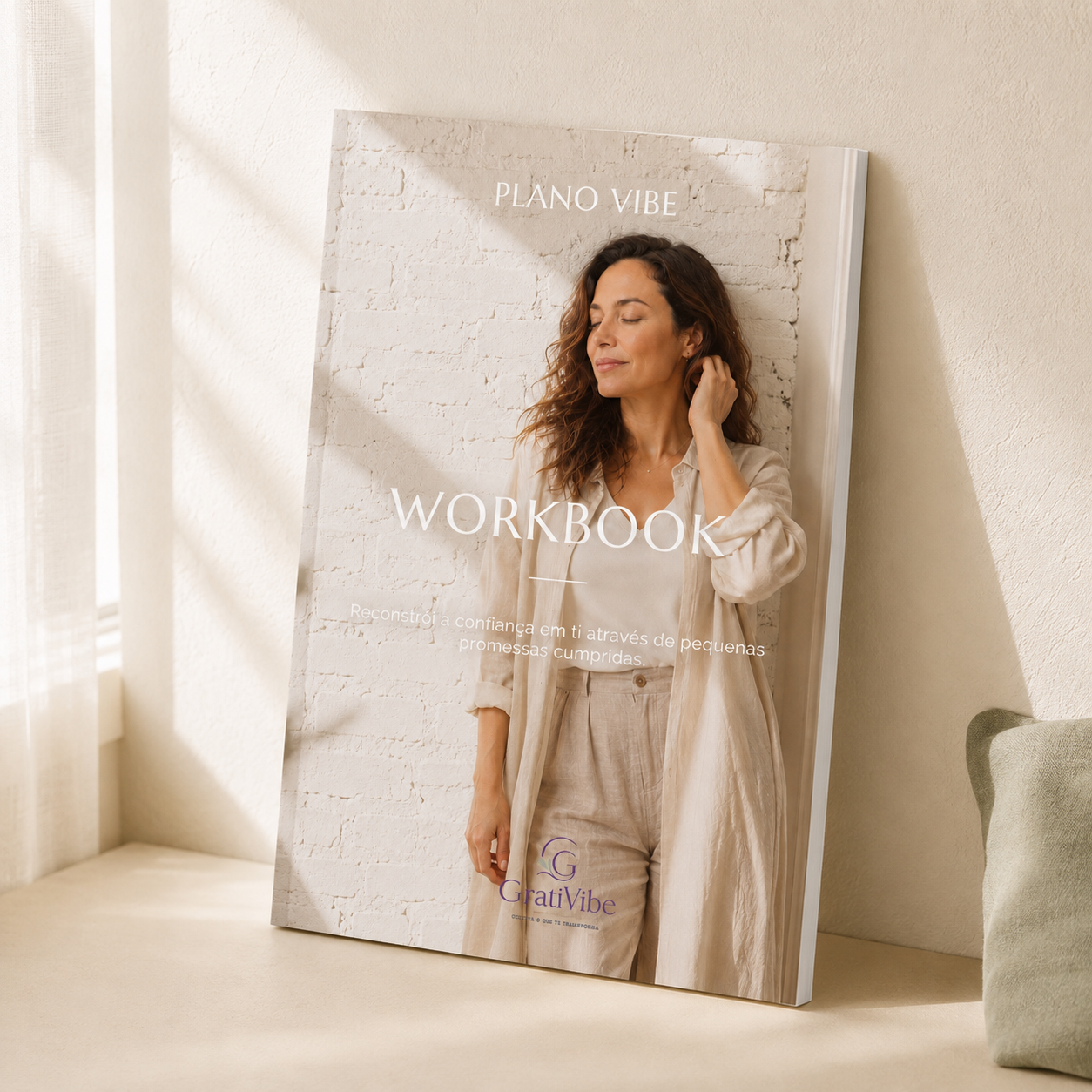 PLANO VIBE Livro com capa de mulher com roupa bege e texto WORKBOOK em fundo branco e a parede iluminada pelo sol