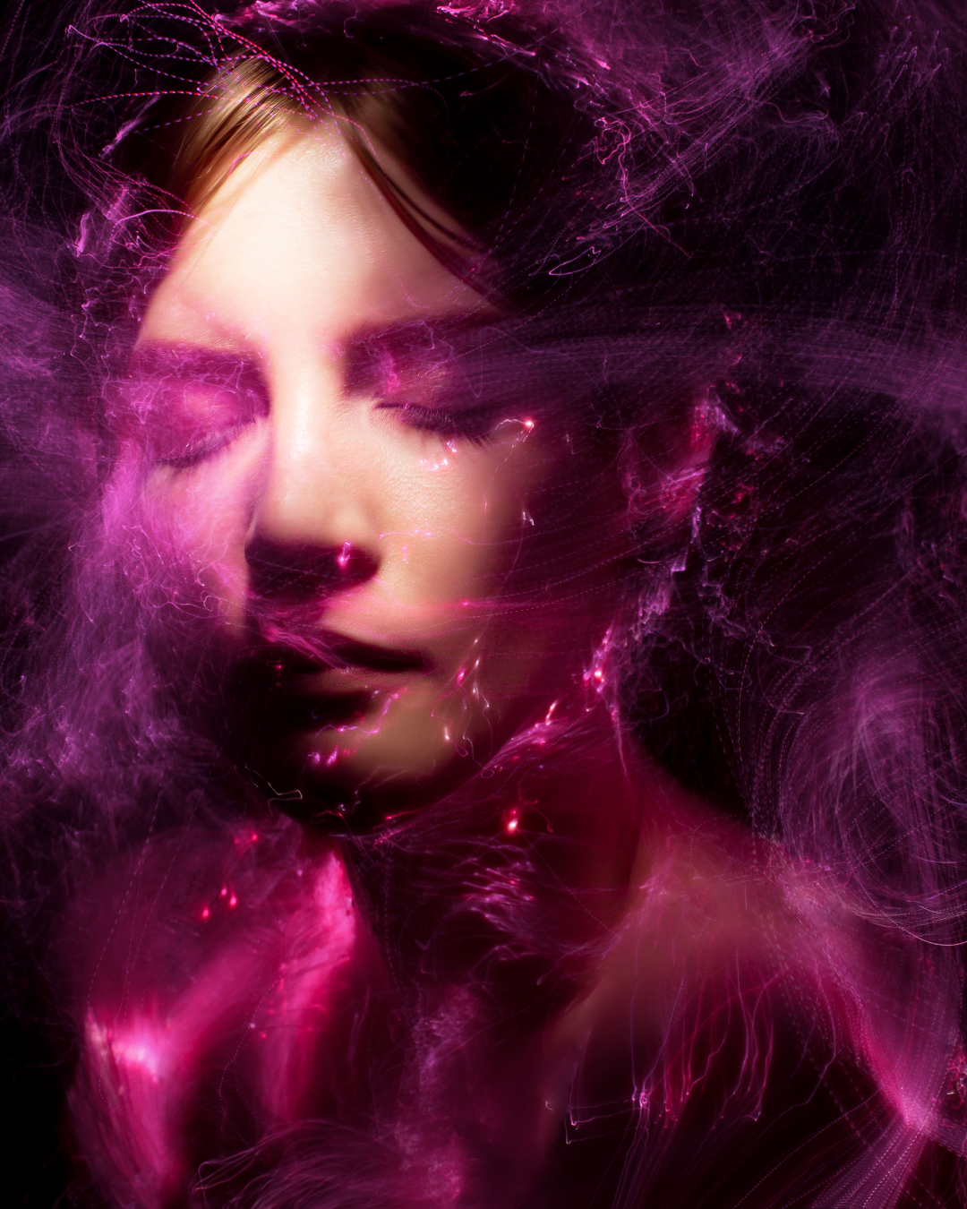 Rosto feminino com olhos fechados e luzes rosa etéreas em movimento