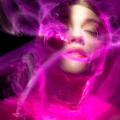Rosto de mulher com luzes rosa e púrpura ondulantes