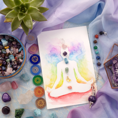 Conjunto de pedras semi-preciosas, planta suculenta e pintura de meditação com pedras