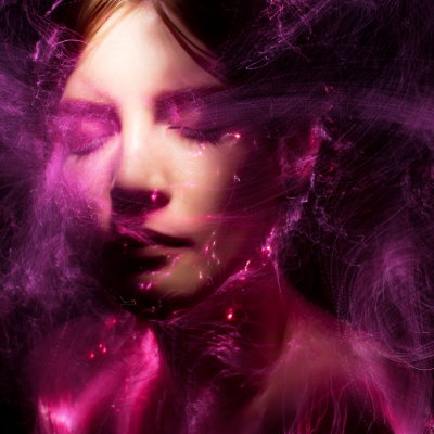 Rosto feminino com olhos fechados e luzes rosa etéreas em movimento
