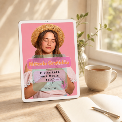 Tablet com imagem de mulher e texto método gratidão, caneca, caderno, caneta e vaso com folhas numa mesa junto a uma janela