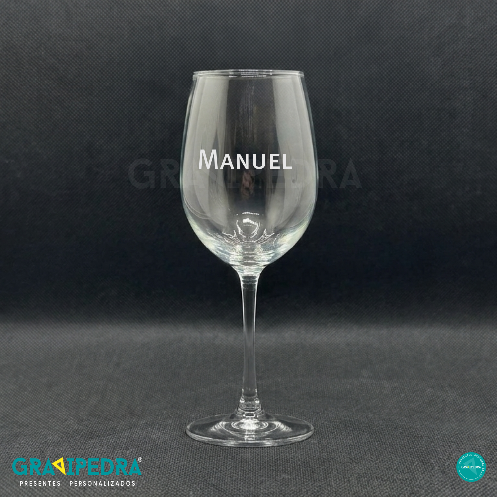 Copos em vidro personalizados com Nome - CVFG04 Copo de vinho transparente com a palavra MANUEL em branco