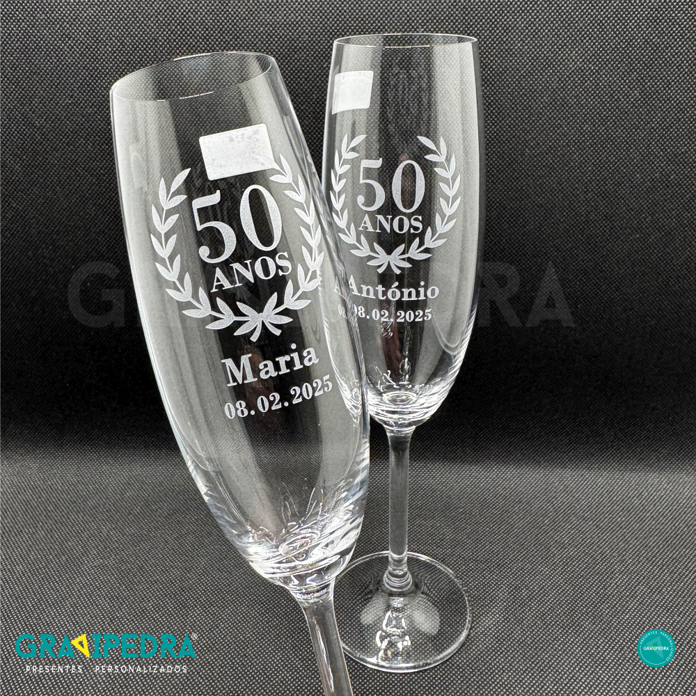 Pack 2 Copos em vidro personalizados - Aniversário Casamento - CVCN07F Dois copos de champagne comemorativos para 50 anos com nomes e data gravados