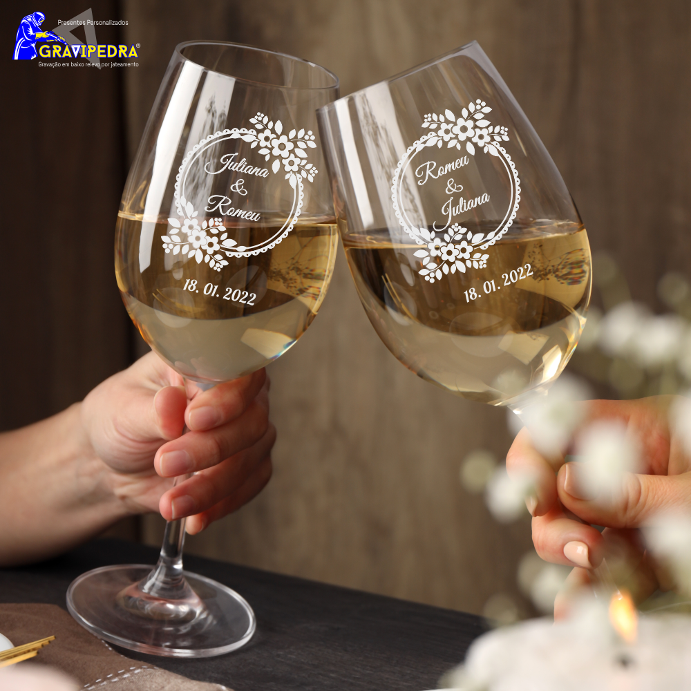 Pack 2 Copos em vidro personalizados - Floral - CVCN16V Duas taças de vinho branco personalizadas com nomes e data, em fundo de madeira