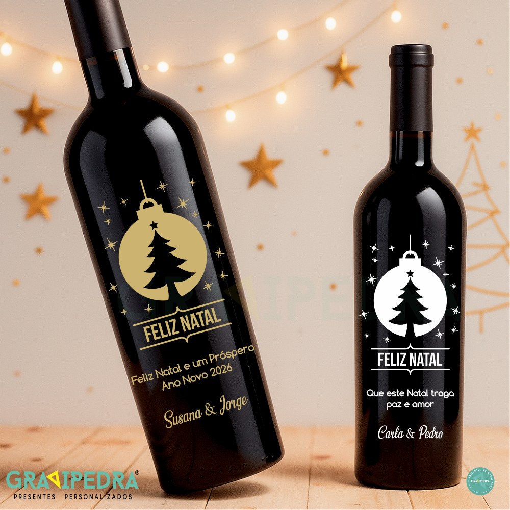Garrafa de vinho personalizada para Natal/Ano Novo - GNA05 Duas garrafas de vinho com rótulos natalícios personalizados em vidro escuro sobre superfície de madeira com luzes e estrelas ao fundo.
