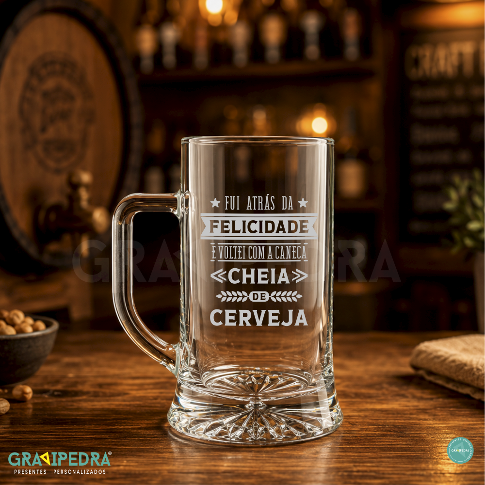 Caneca de Cerveja em vidro personalizada - Felicidade - CCVJ06 Caneca de vidro transparente com texto impresso na mesa de madeira
