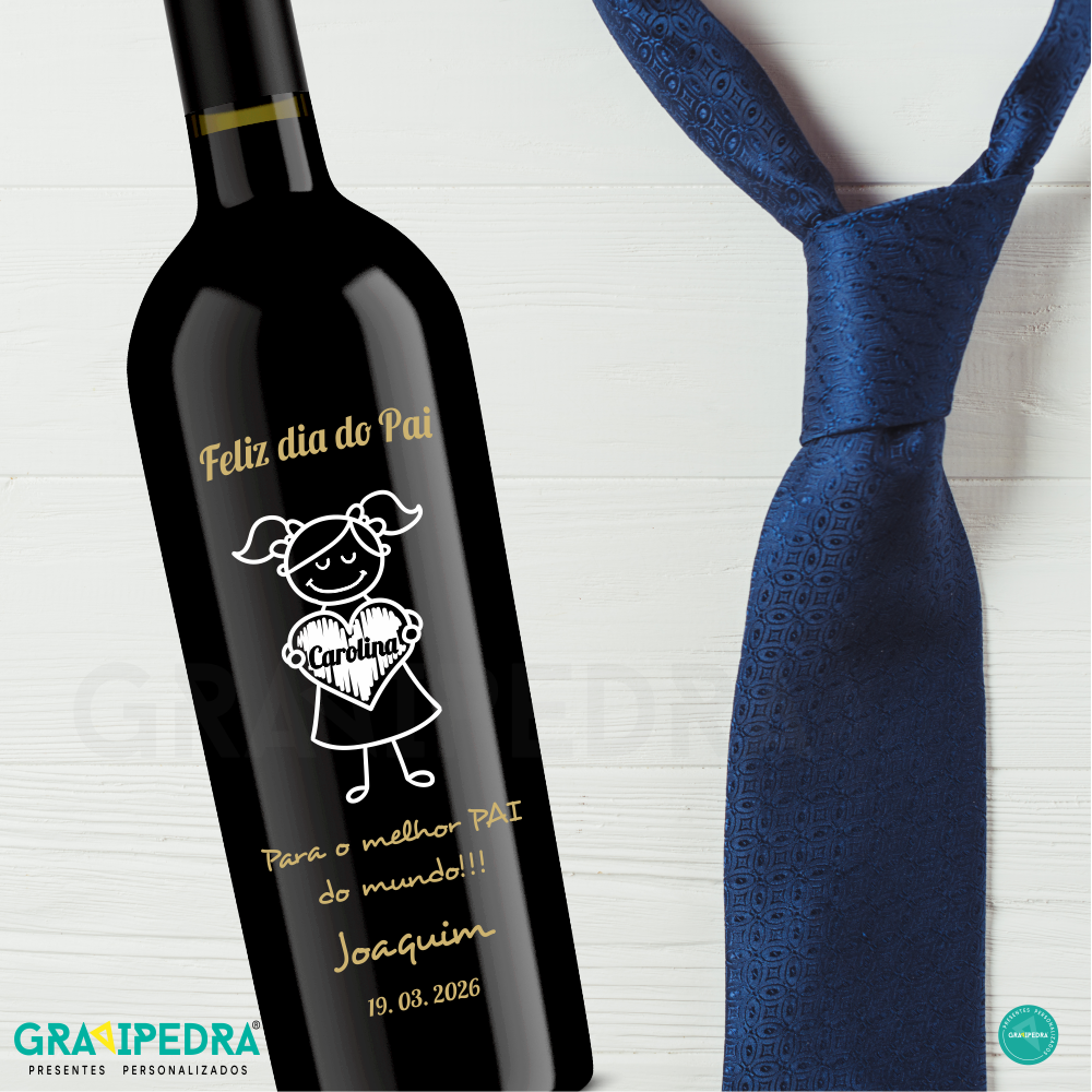 Garrafa de vinho personalizada - Dia do Pai - GDP01 Garrafa de vinho personalizada para o Dia do Pai ao lado de uma gravata azul