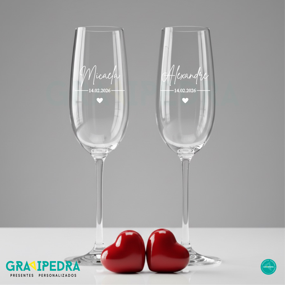 Pack 2 Copos em vidro personalizados - Casamento - CVCND23A Duas taças personalizadas com nomes e data, com dois corações vermelhos em frente