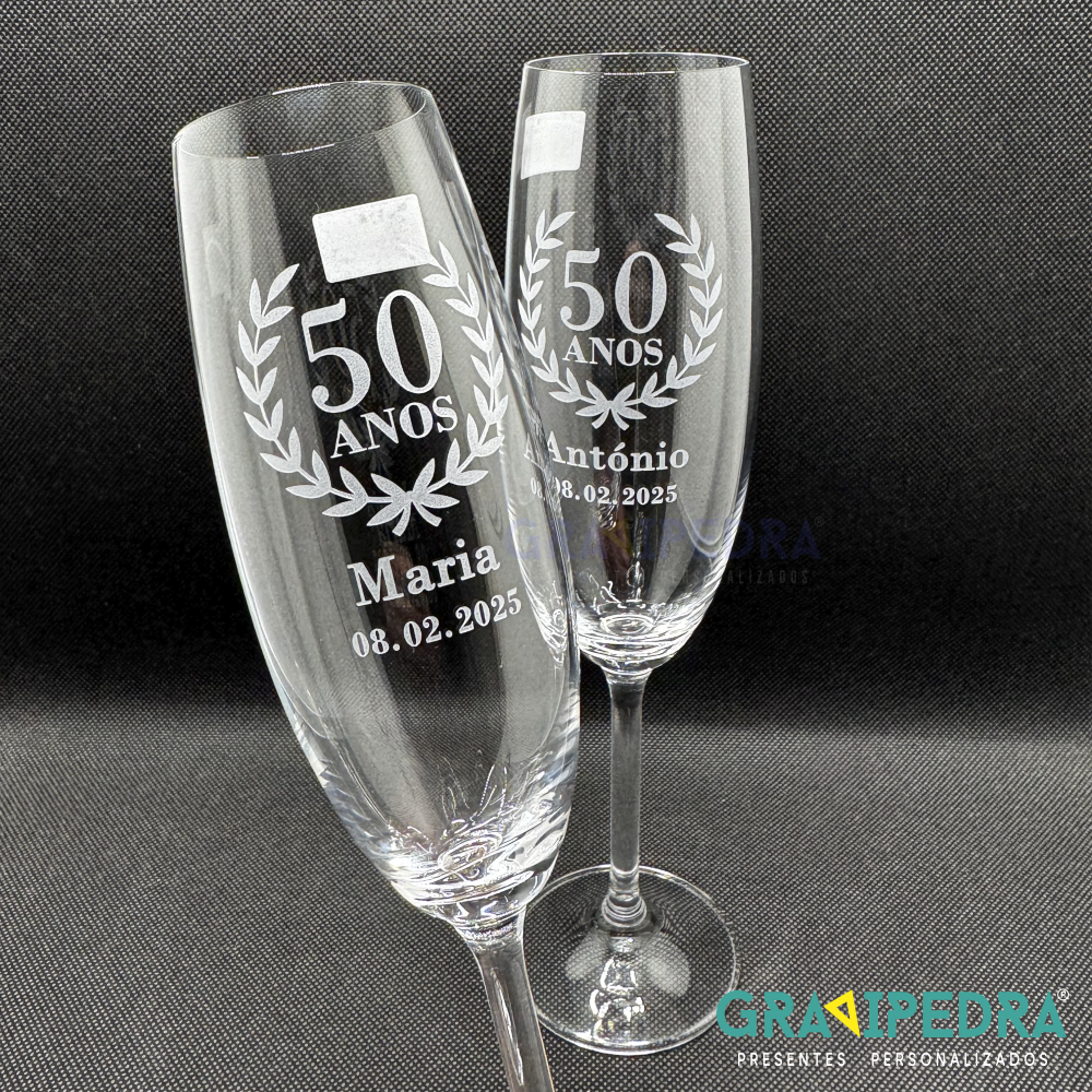 Pack 2 Copos em vidro personalizados - Aniversário Casamento - CVCN07F Dois copos de vidro gravados com texto comemorativo '50 ANOS Maria' e '50 ANOS António'