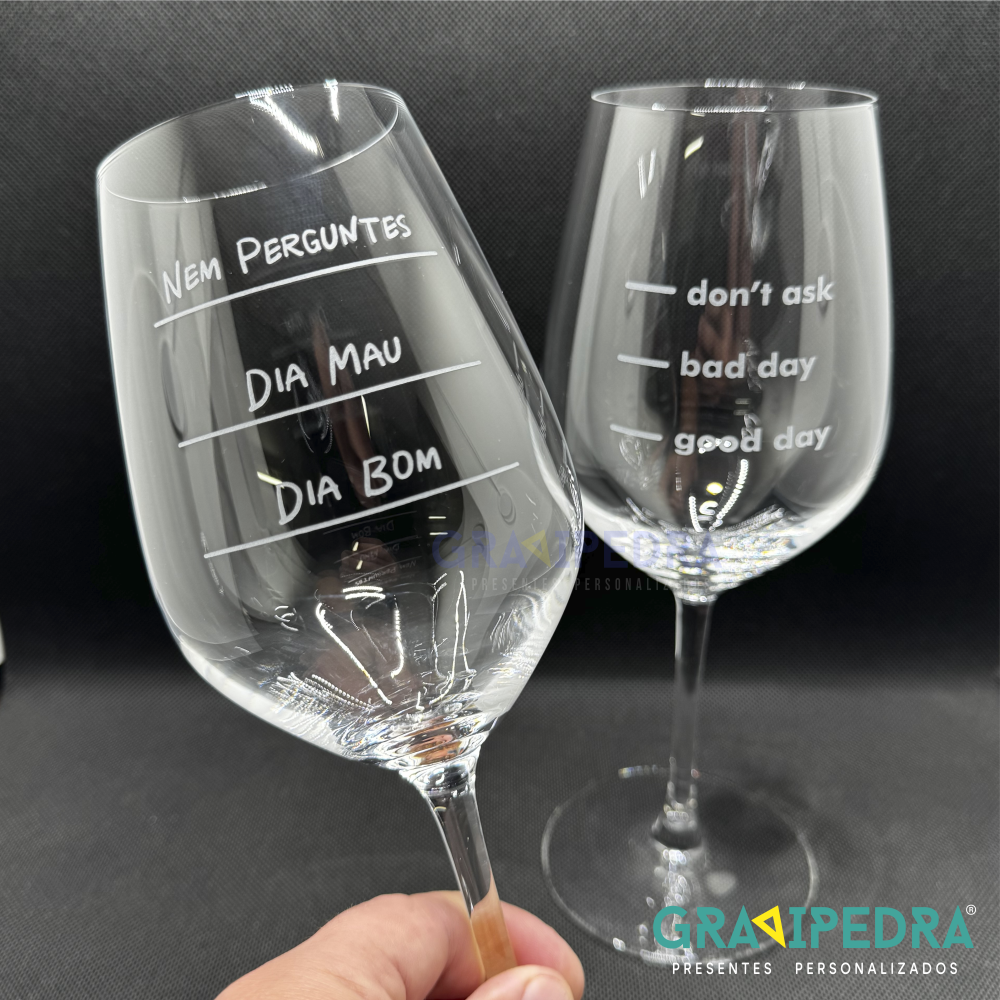Copo em vidro personalizado - Como foi o teu dia hoje? - CVFG09 Dois copos de vinho transparentes com textos em português e inglês e linhas para marcar opções