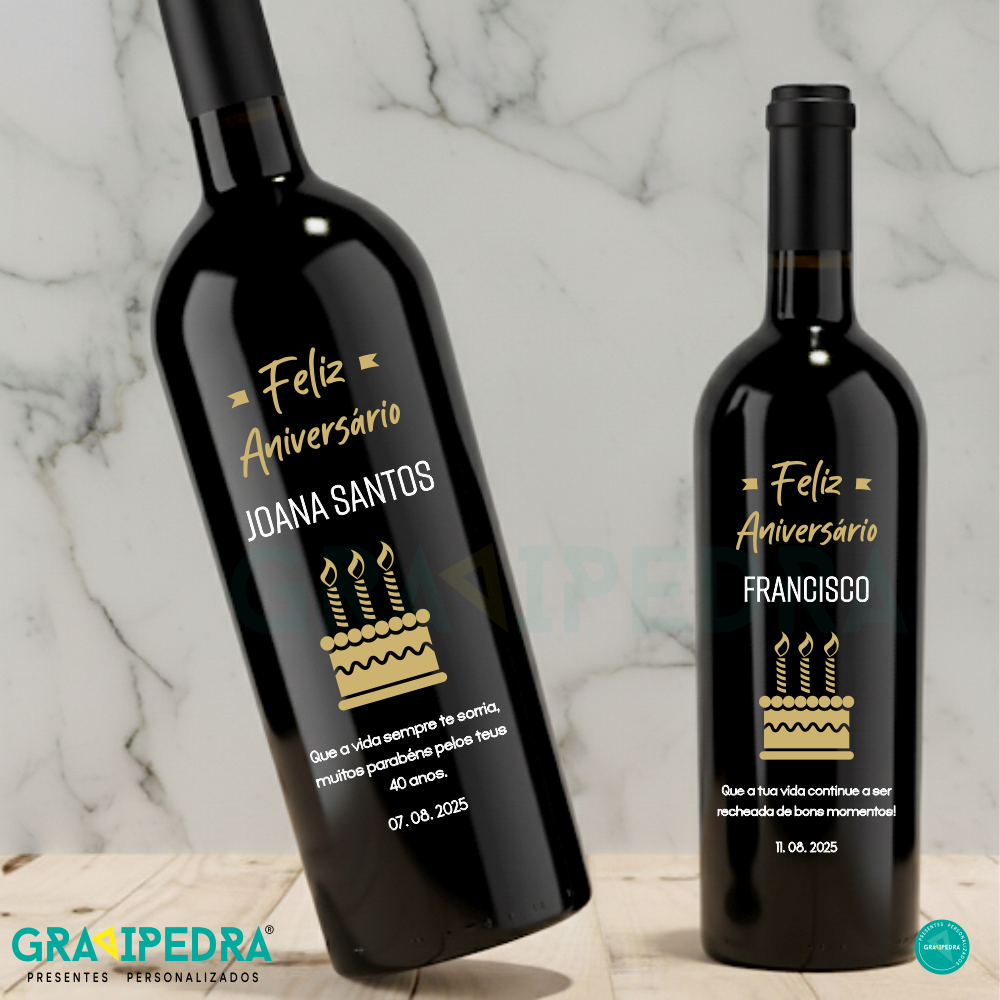 Garrafa de vinho personalizada para Aniversário - GFA18 Duas garrafas de vinho tinto personalizadas para aniversários com texto dourado e decoração de bolo com velas