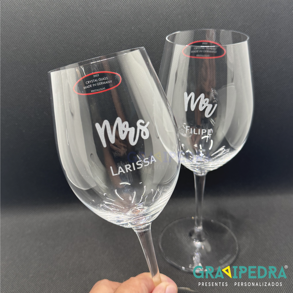 Pack 2 Copos em vidro personalizados - Mr/Mrs - CVFG06 Dois copos de vinho de cristal com inscrições Mrs LARISSA e Mr FILIPE