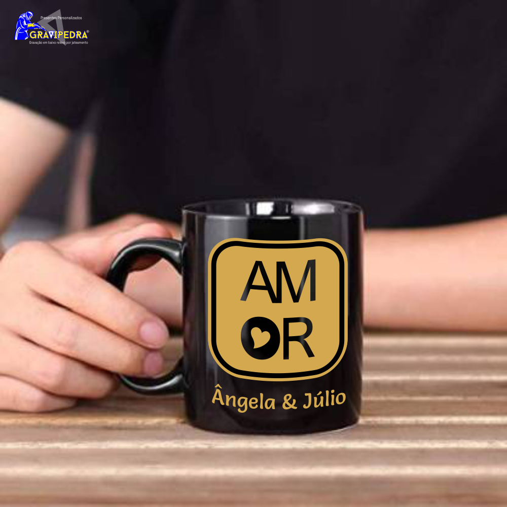 Canecas cerâmica com personalização em baixo relevo - CLAL02 Caneca preta com design AMOR e nomes Ângela & Júlio em mesa de madeira clara