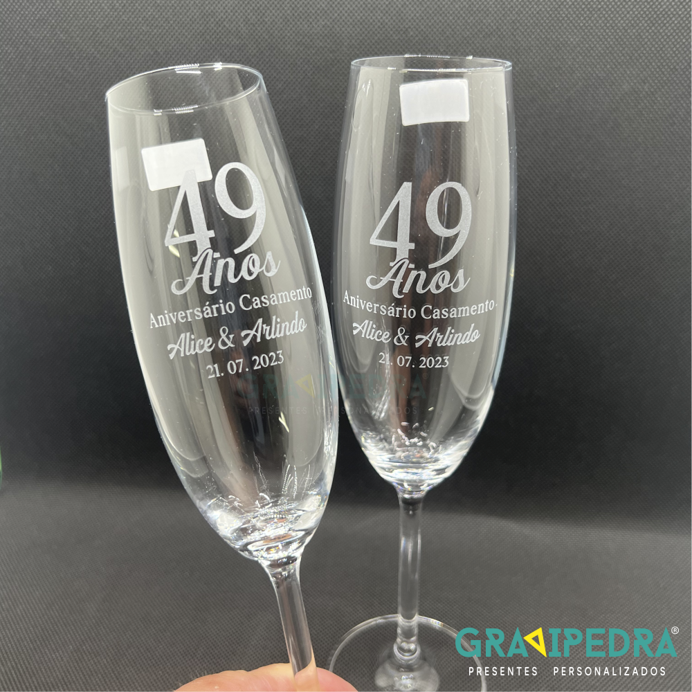 Pack 2 Copos em vidro personalizados - Anos Casamento - CVCN03F Dois copos de champanhe gravados com texto comemorativo de 49 anos de casamento