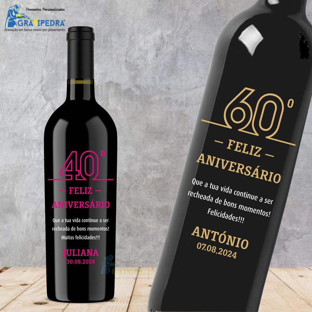 Garrafa de vinho personalizada - Feliz Aniversário - GFA29 Duas garrafas de vinho tinto com rótulos de aniversário personalizáveis numa superfície de madeira