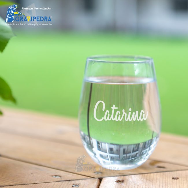 Copo ÁGUA personalizado - CVAGUA01 Copo de vidro transparente com o nome Catarina em letra branca sobre mesa de madeira