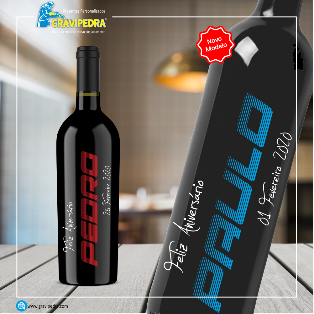 Garrafa de vinho personalizada para Aniversário - GFA04 Duase garrafas de vinho personalizadas, uma com nome PEDRO em vermelho e outra com nome PAULO em azul, com datas e texto de aniversário.