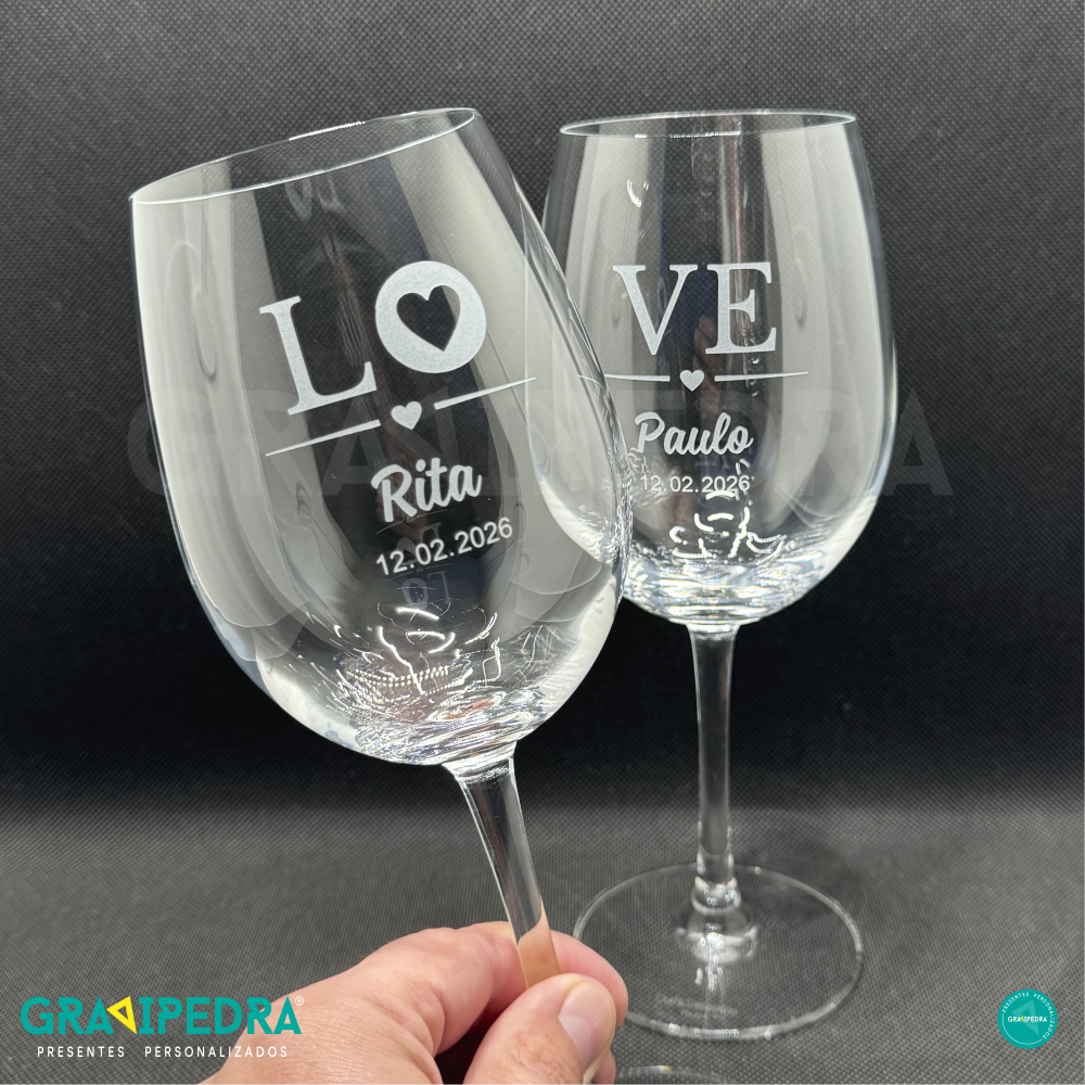 Pack 2 Copos em vidro personalizados - LOVE - CVNV07 Duas taças de vinho com gravação personalizada com nomes Rita e Paulo e data 12.02.2026
