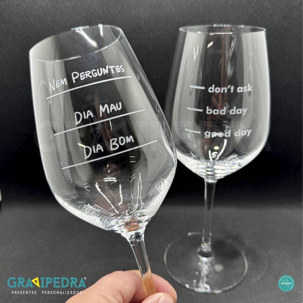 Copo em vidro personalizado - Como foi o teu dia hoje? - CVFG09 Dois copos de vinho transparentes com textos gravados em branco