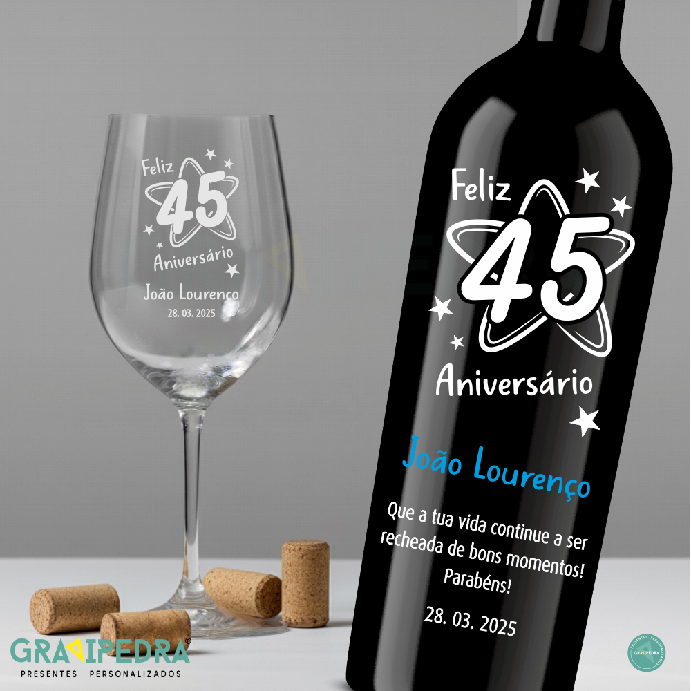 Pack Especial Aniversário - Garrafa + Copo + Caixa Madeira - PACKGCFA57 Taça de vinho e garrafa personalizadas com mensagem de aniversário 45.º em fundo cinzento.