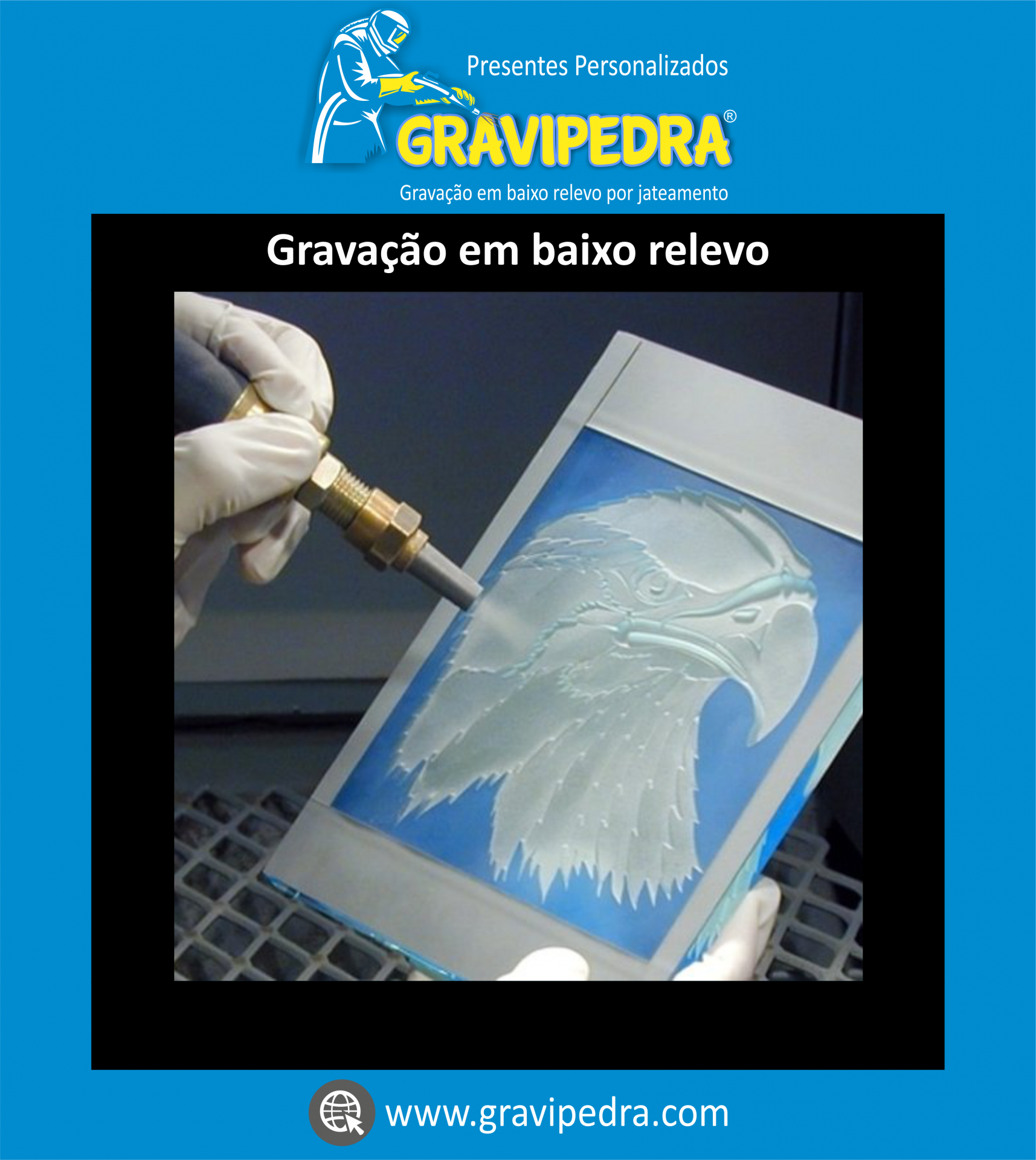 Gravação em baixo relevo de águia em vidro azul feita por jateamento