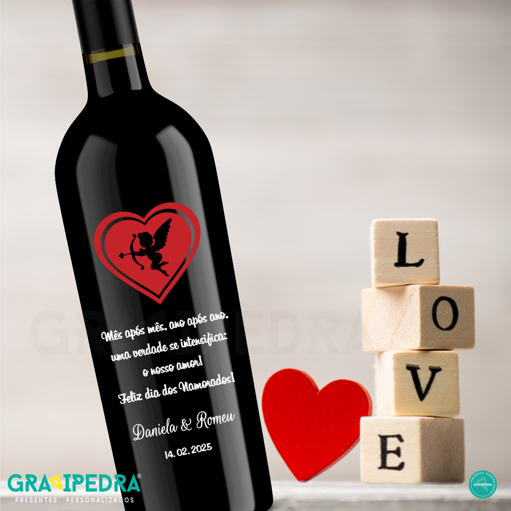 Garrafa de vinho personalizada - Namorados - GNV03 Garrafa de vinho com rótulo romântico e blocos de madeira com a palavra LOVE