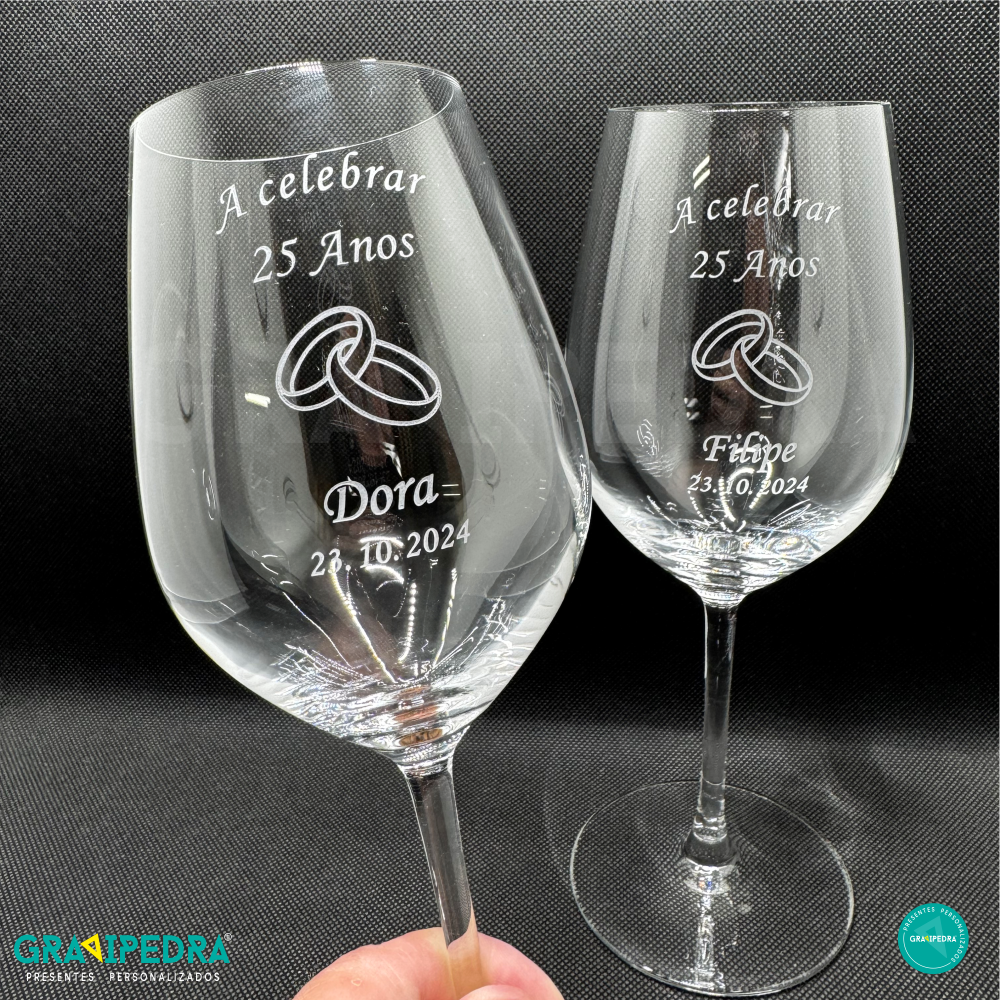 Pack 2 Copos em vidro personalizados - Casamento - CVCN11A Dois copos de vinho de vidro gravados a celebrar 25 anos com nomes e data