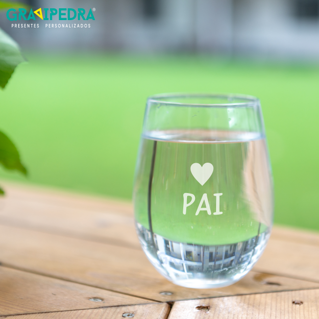 Copo ÁGUA personalizado - CVAGUA02 Copo de vidro com gravação 'PAI' em mesa de madeira ao ar livre