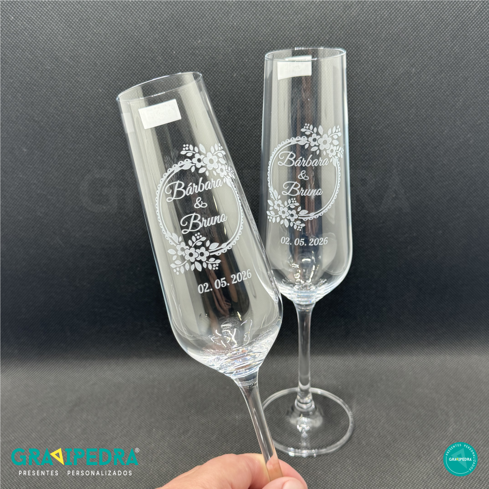 Pack 2 Copos em vidro personalizados - Floral - CVCN16F Dois copos de champanhe transparentes com nomes e data personalizados.