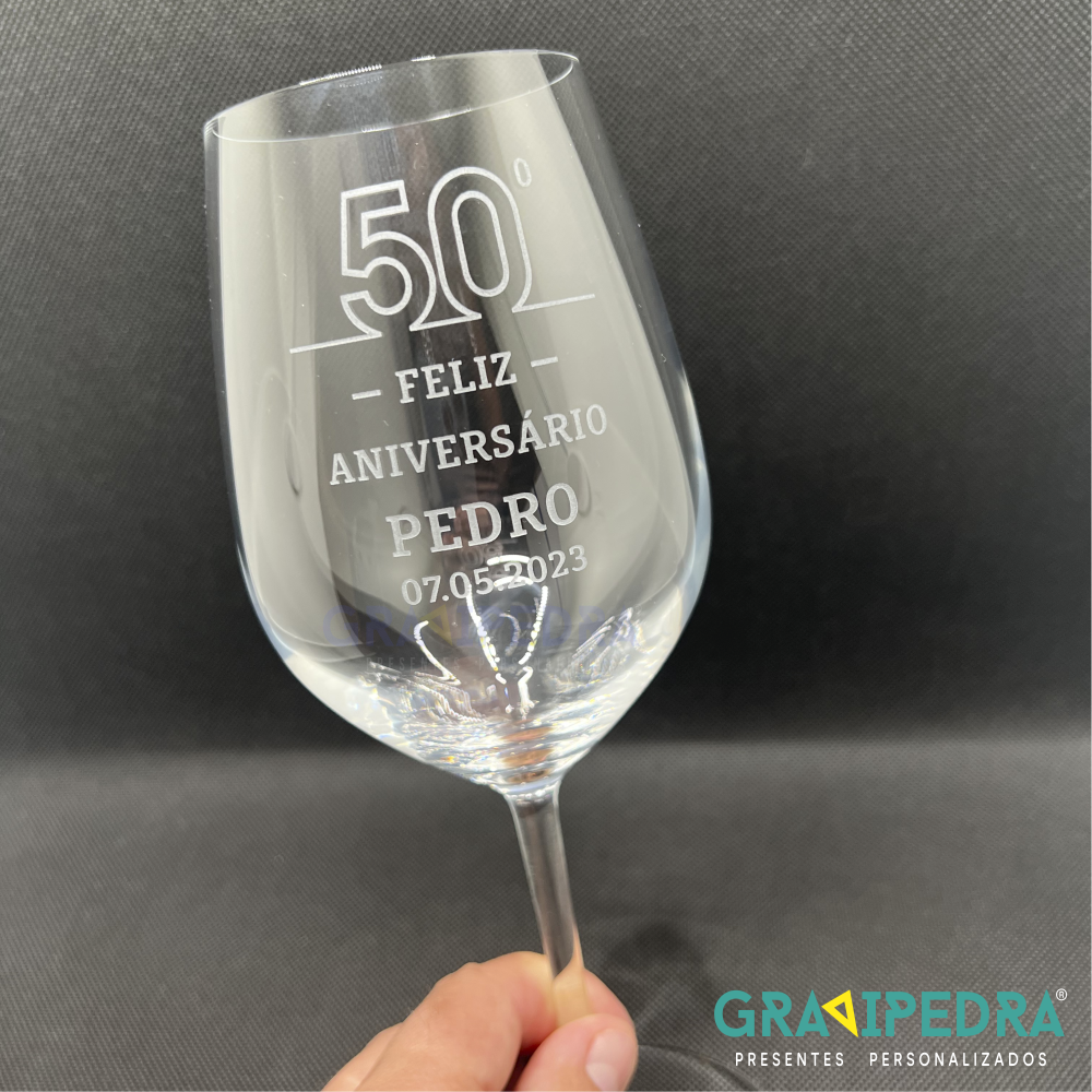 Copo em vidro personalizado - Feliz Aniversário - CFA29 Copo de vinho gravado comemorativo de 50º aniversário com texto e fundo preto