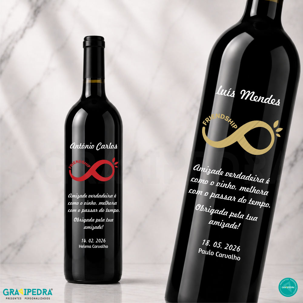 Garrafa de vinho personalizada - Agradecimento - GAG06 Duas garrafas de vinho tinto com rótulos personalizados e textos em português, em fundo branco mármore.
