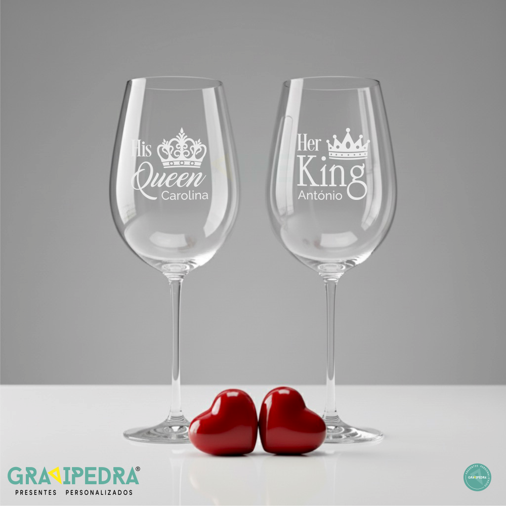 Pack 2 Copos em vidro personalizados Queen/King - CVFG15 Dois copos de vidro com texto personalizado e dois corações vermelhos no meio.