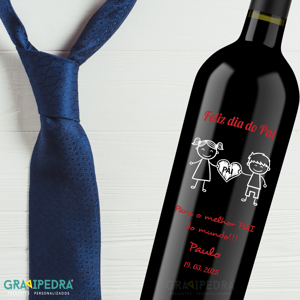 Garrafa de vinho personalizada - Dia do Pai - GDP03 Garrafa de vinho com etiqueta preta e gravata azul ao lado sobre fundo branco de madeira clara