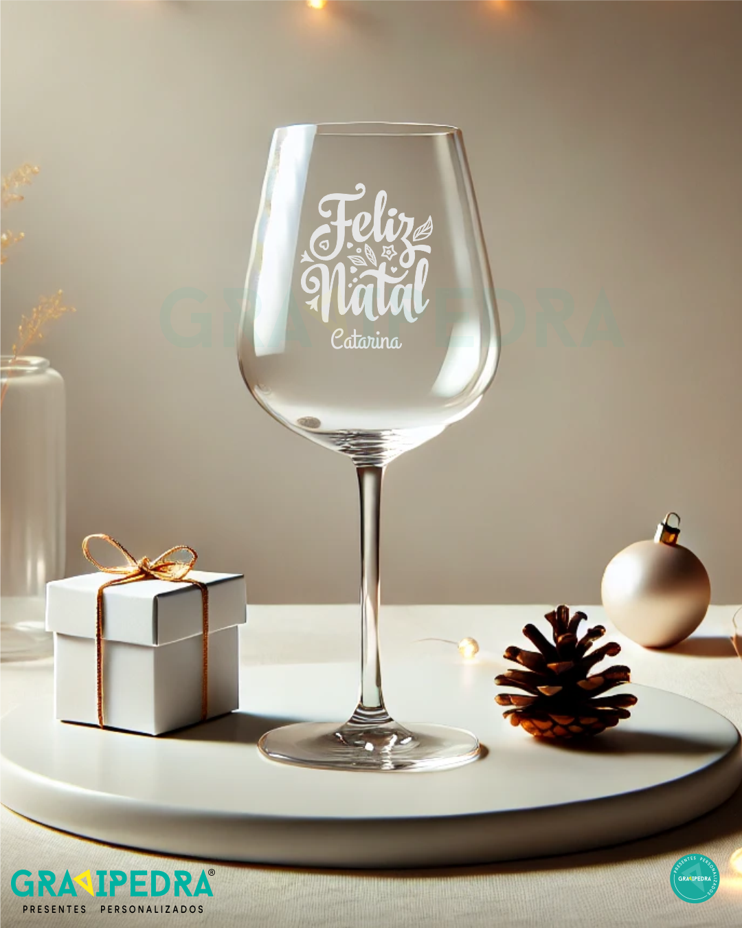 Copo de vinho personalizado Feliz Natal Catarina com decoração natalícia